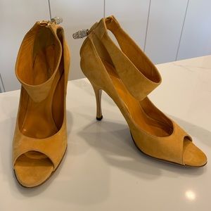 Gucci peep toe shoes